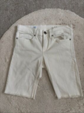 Gap size 6 beige shorts